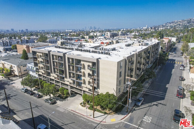 Building Photo - 1601 N Fuller Ave Unit 303 Rental
