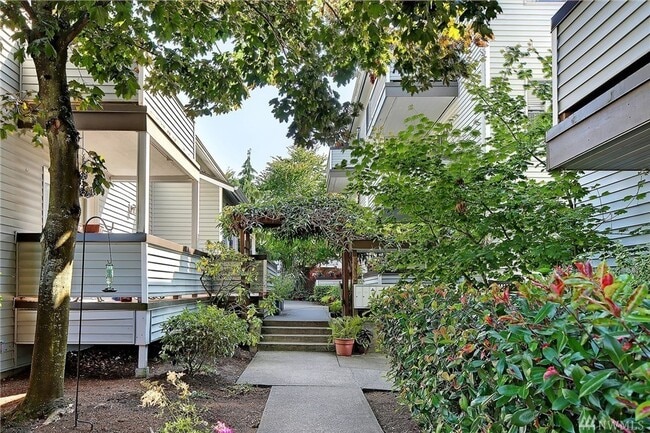 Photo - AVAILABLE AUGUST 1ST >> Beautiful Fully Remodeled 2BR/1BA Condo in Seattle! Unit B3