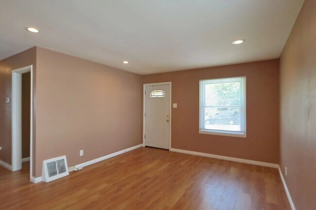 Photo - 325 Caithness Rd