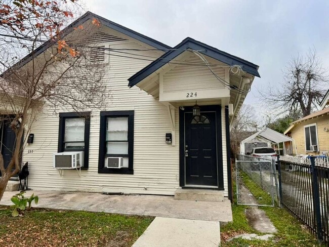 Building Photo - Property For Rent at 222 Lowell St, San Antonio TX 78210