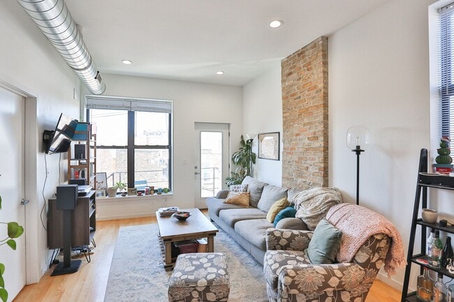 Photo - Video Tour- Great 3 Bedroom, 1 Bath Apartment. Located in Wicker Park/Bucktown near the Division ... Unit 3R