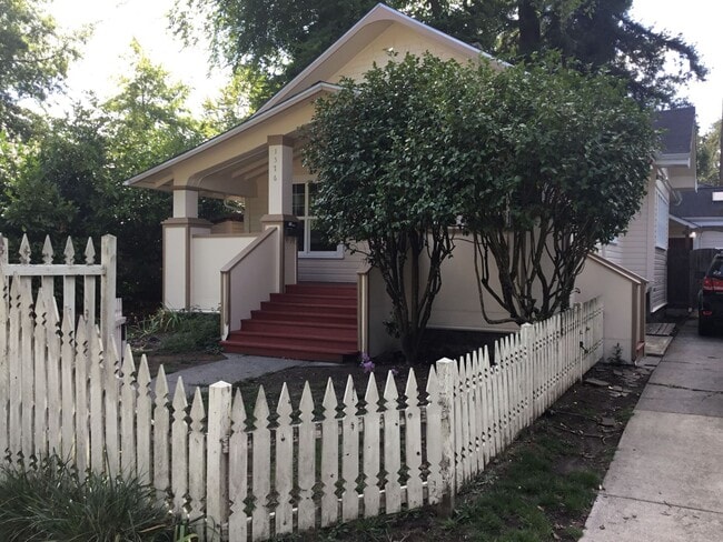 Building Photo - Great 2 Bedroom Bungalow Near Downtown and...