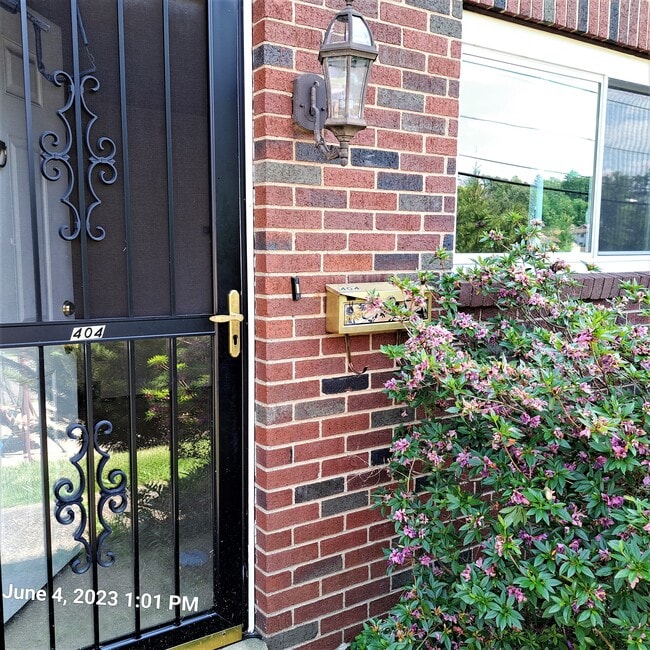 Individual front door with storm door - 400 Brierly Ln