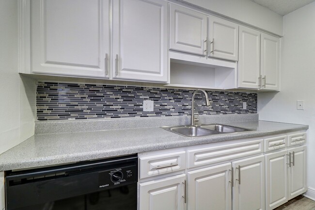 Building Photo - The Linx Apartments