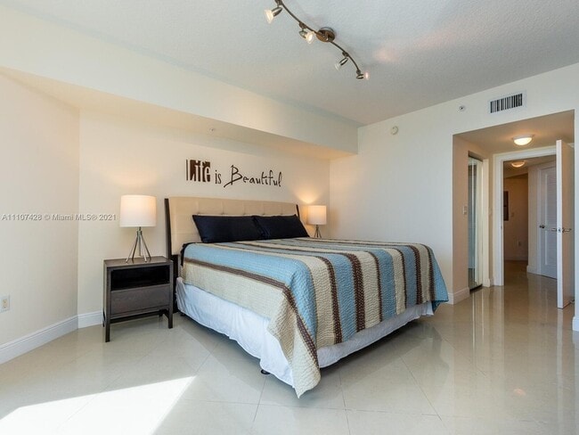 Building Photo - 16699 Collins Ave Unit 1709