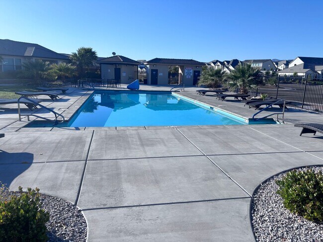 Photo - 3 bed plus office / 2.5 bath / 3 car Single Story with Community Pool!
