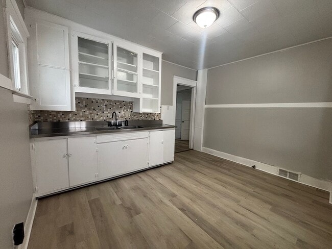 Photo - 50th,W.3543 Unit Down