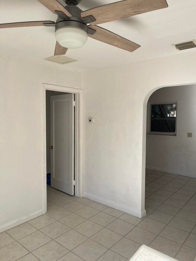 Photo - 115 E Lantana Rd
