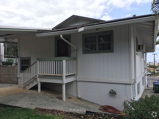 Building Photo - 1703 Puowaina Dr Unit B Rental