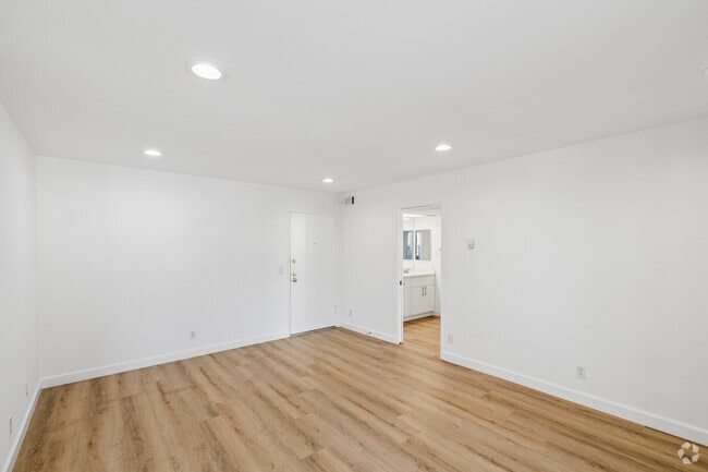 1BR, 1BA - 815SF - Living Room