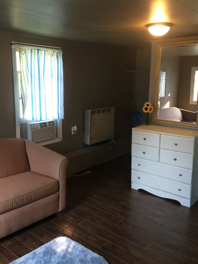 Building Photo - 1104 Oak St Unit 4