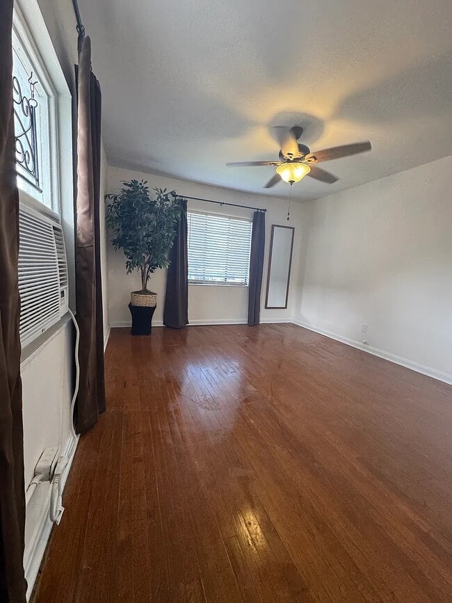 Photo - 2788 Park St