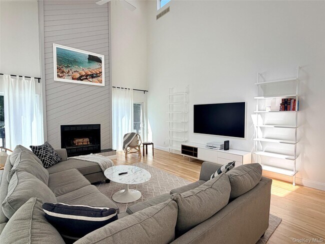 Photo - 7 Midhampton Ct