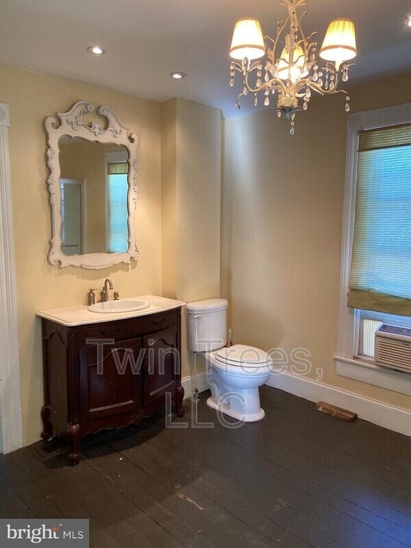 Photo - 5796 Main St