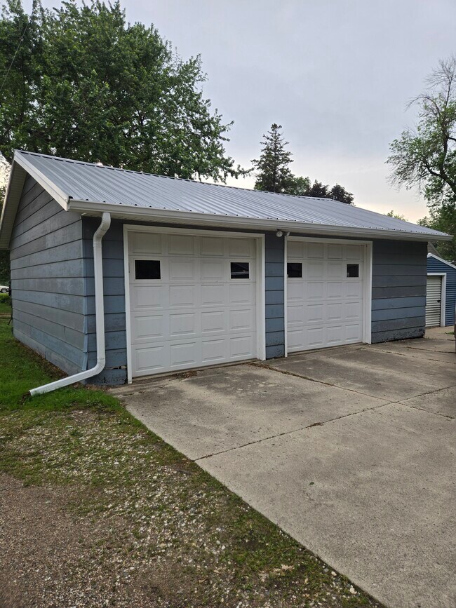 Photo - 207 E 4th St