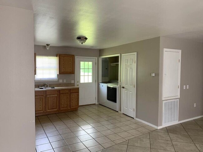 Photo - Cute 3 bedroom 1 bath house. Handicap acce...