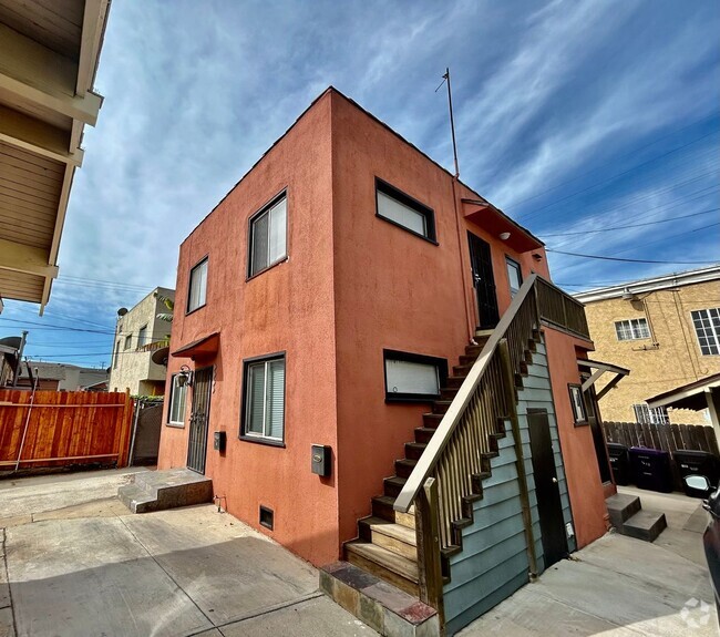 Building Photo - Charming 1 Bed 1 Bath Back Upper Unit LA T 1619 Locust Ave Rental