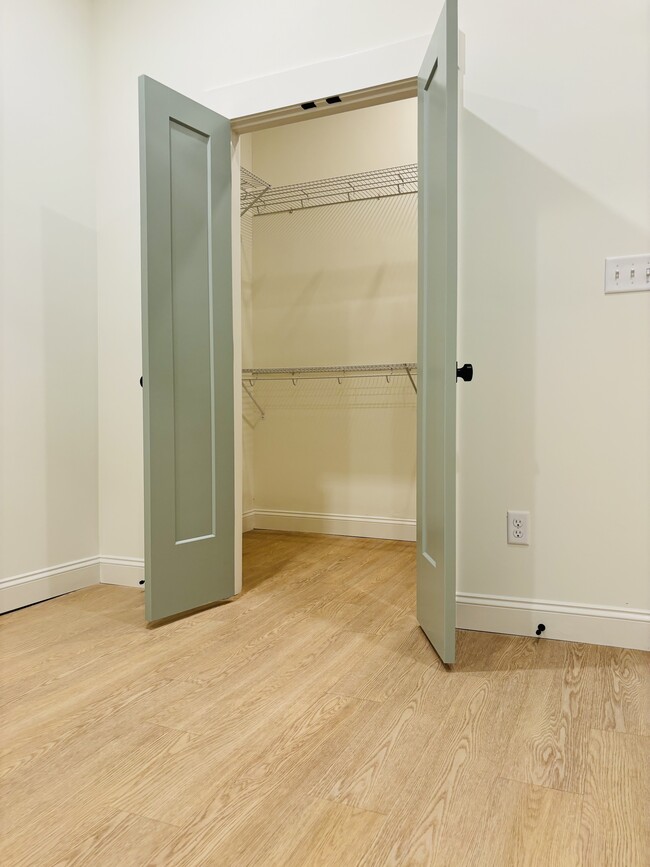 Photo - 711 Broadway St