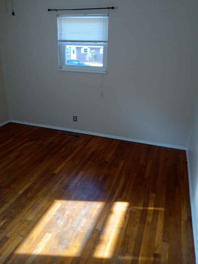 Photo - 3 Bedroom / 1 Bath Brick Ranch Home  Johnson City, TN