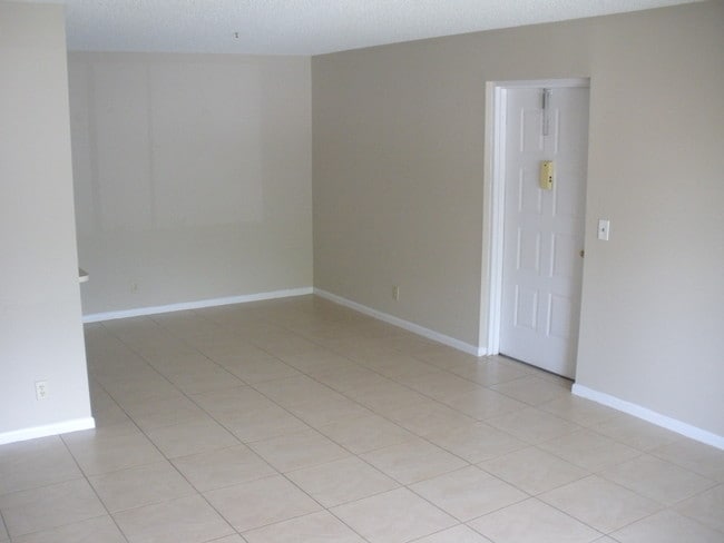 Building Photo - 208 Foxtail Dr Unit E1