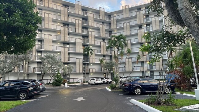 Building Photo - 20500 W Country Club Dr Unit 117