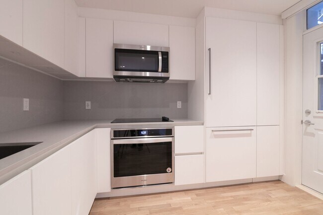 Building Photo - 3730 Chemin Queen Mary Unit 101