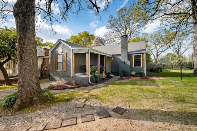 Building Photo - Updated 3-Bedroom Home with Fully Equipped Kitchen & Washer/Dryer in Great Neighborhood!