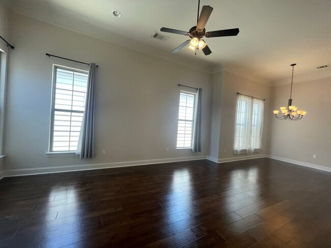 Photo - 3 Bedroom House off Nicholson with Community Pool