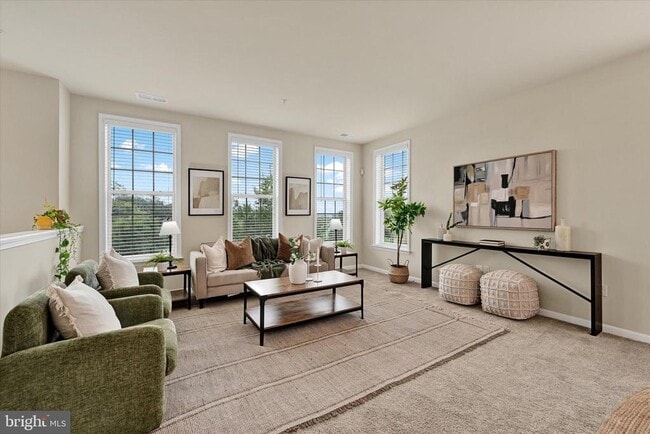 Photo - 2557 Campus Way N