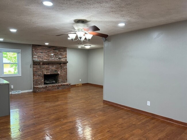 Photo - Recently Remodeled 3 Bed / 2 Bath near Mercy Hospital