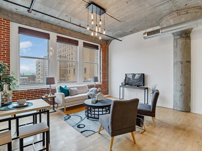 Building Photo - "Chic Urban Living: Spacious 2-Bedroom Ret...
