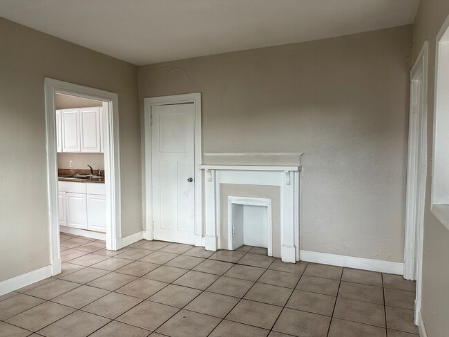 Living - 2003 Franklin Avenue Unit A