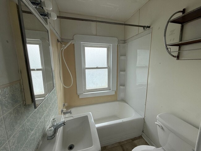 Photo - 1 bedroom, 1 bathroom Apartment! JULY 2026! Unit Apt #11