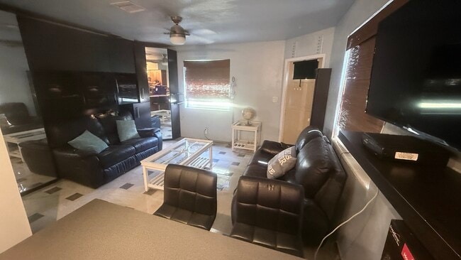 Building Photo - 1701 Hayes St Unit 4