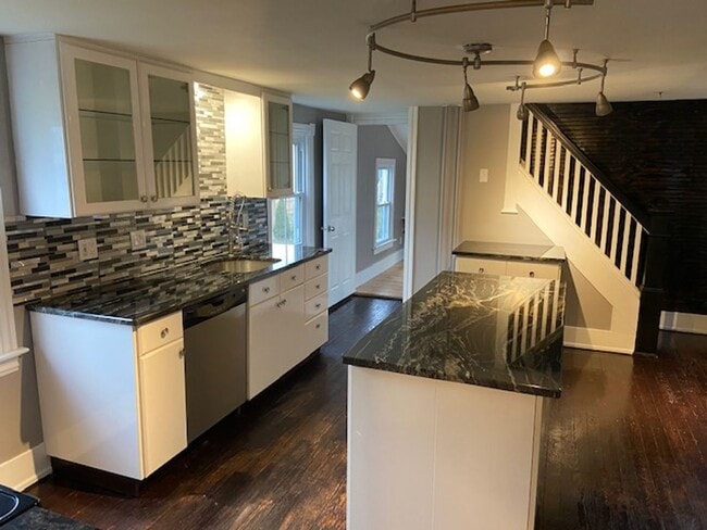 Large single-family home for rent less tha... - Large single-family home for rent less tha...