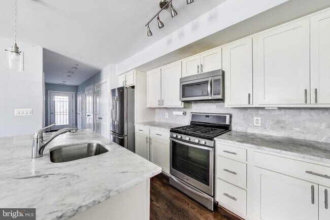 Building Photo - 1480 Harvard St NW Unit 1 Rental