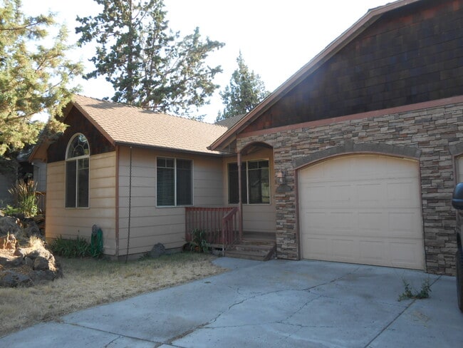 Building Photo - 1021 SW Crosscut Ct