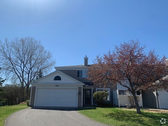 Building Photo - 2 BR/2 BA End-Unit Townhome in a Great Bur...