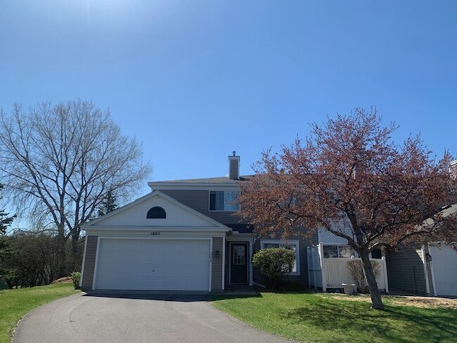 2 BR/2 BA End-Unit Townhome in a Great Bur... - 2 BR/2 BA End-Unit Townhome in a Great Bur...