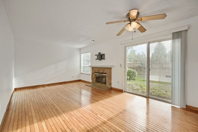 Building Photo - 6/8/26: AVAILABLE NOW!! 2BR/2BA Condo – Awesome Location! Glossy Hardwoods, Granite Countertops, ...