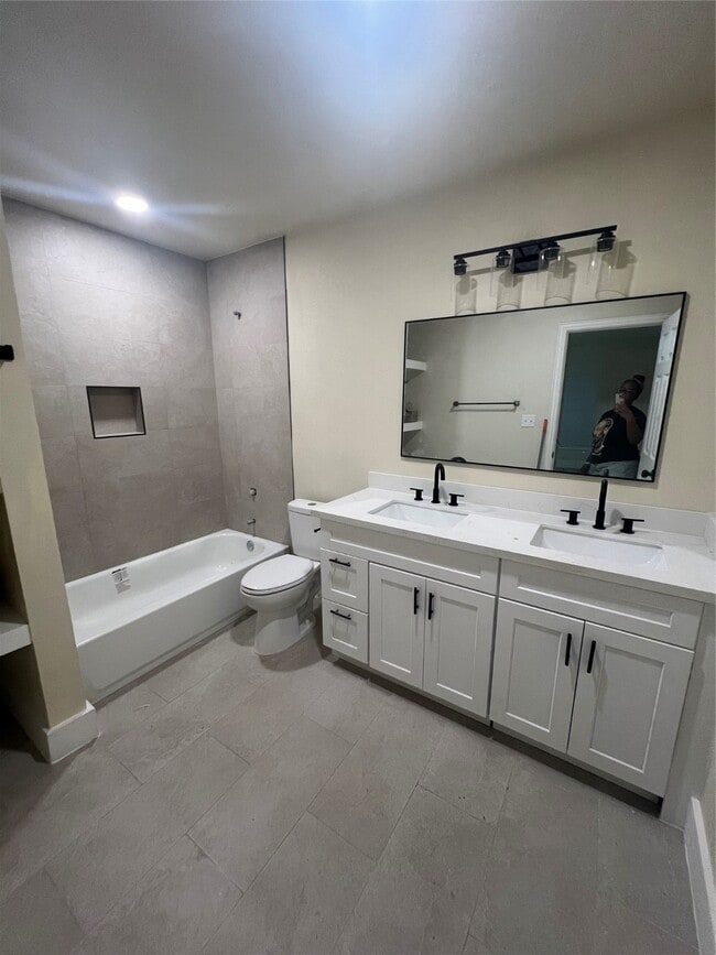 Building Photo - 5735 Kenilwood Dr Rental