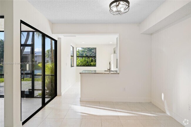 Building Photo - 1160 Washington Cir Unit 1160F Rental