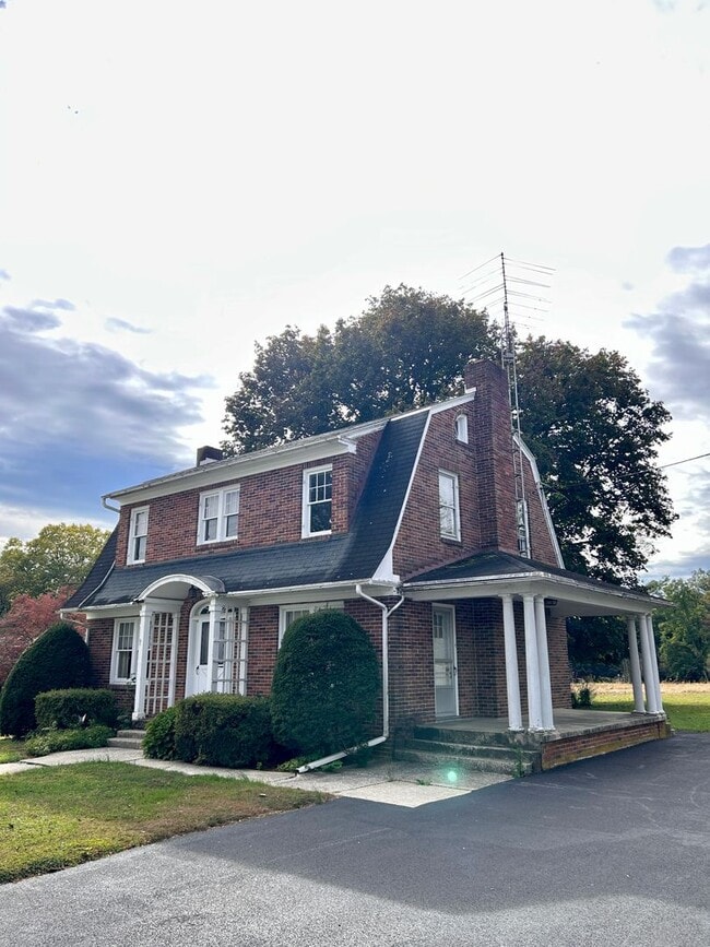 Building Photo - 3 Bed 2 Bath House In Hallam