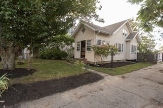 Building Photo - 29 Oval Rd Unit 2nd fl