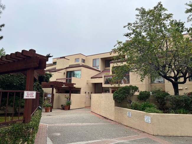 Building Photo - GATED COMMUNITY WITH POOL & HOT TUB NESTLE...