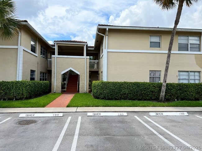 Building Photo - 1040 Twin Lakes Dr Unit 1040