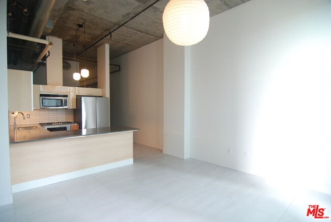 Photo - 645 W 9th St Unidad 725