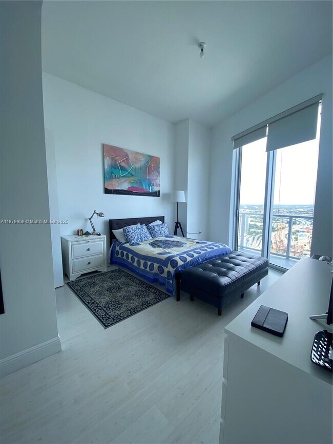 Photo - 185 SW 7th St Unidad 4405