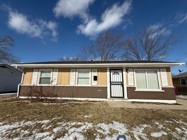 Building Photo - 537 Andover St