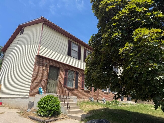 Building Photo - Beautiful Kaysville townhouse